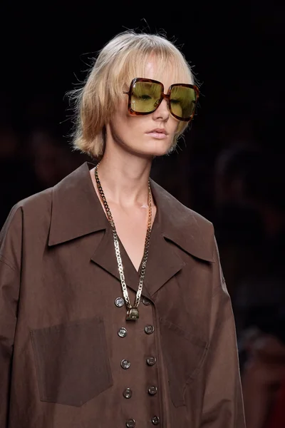 Look 15